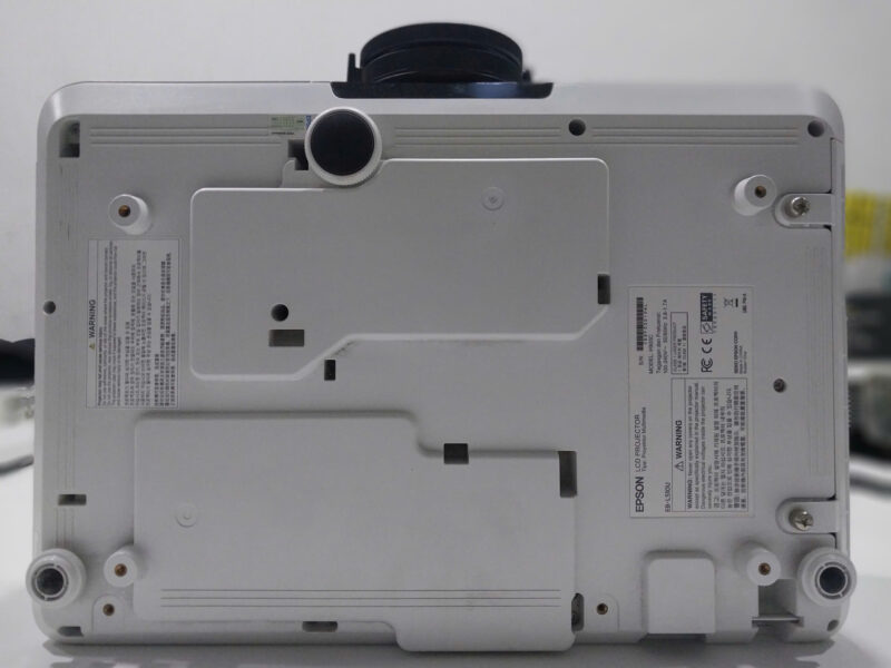 Phía dưới Epson EB-L520U