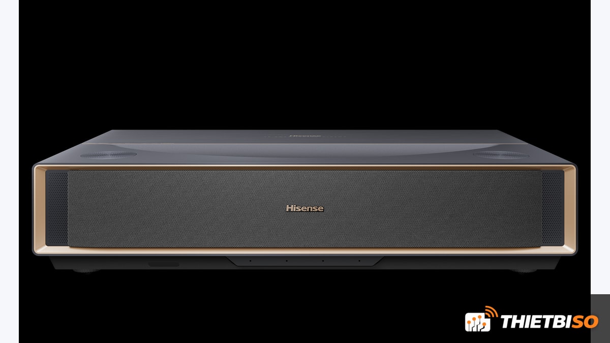 Máy chiếu siêu gần Hisense PT1 4K Triple Laser đặt trong phòng giải trí gia đình