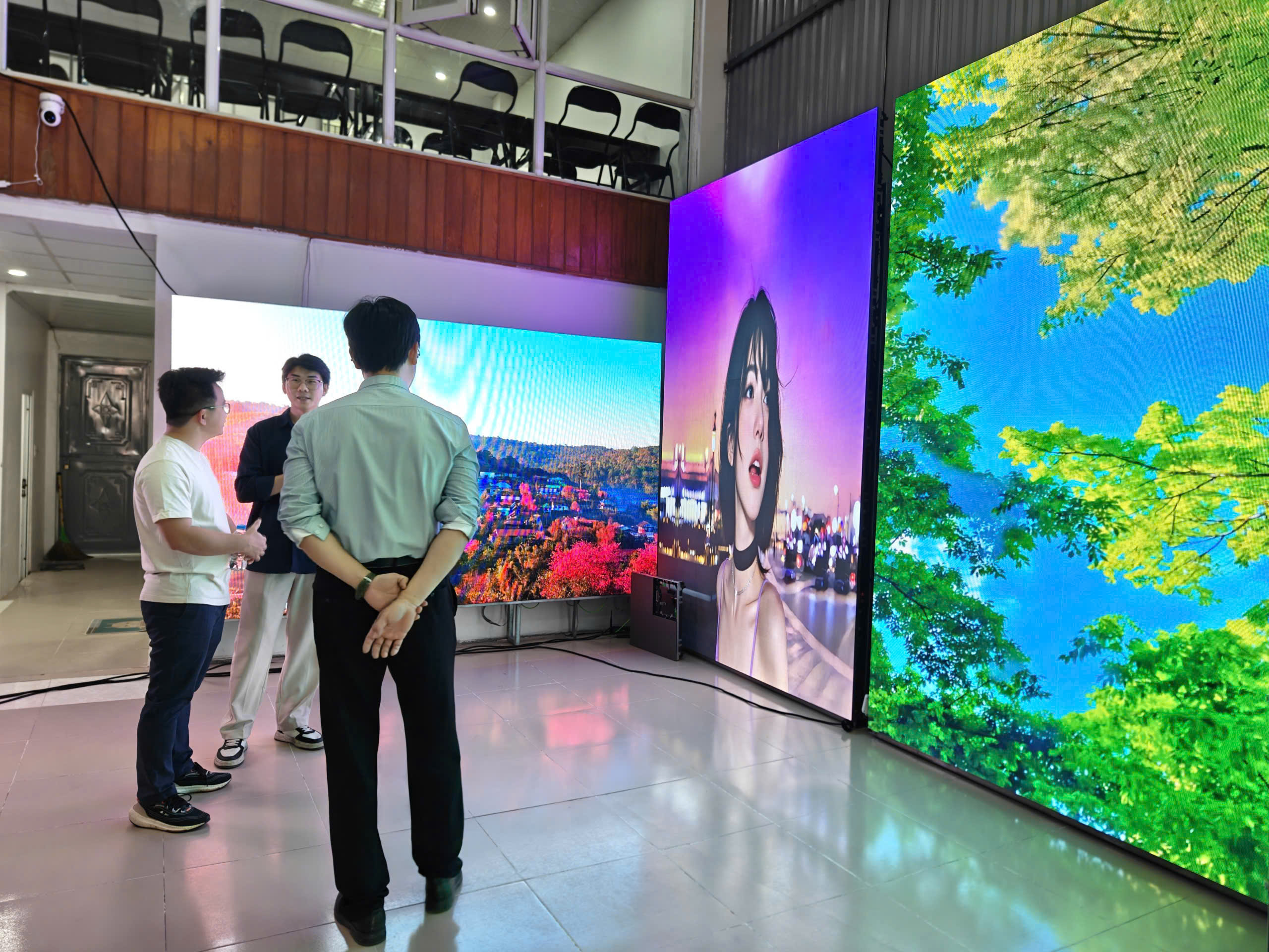 Dàn màn hình LED demo tại kho TBS cho khách hàng kiểm tra thực tế