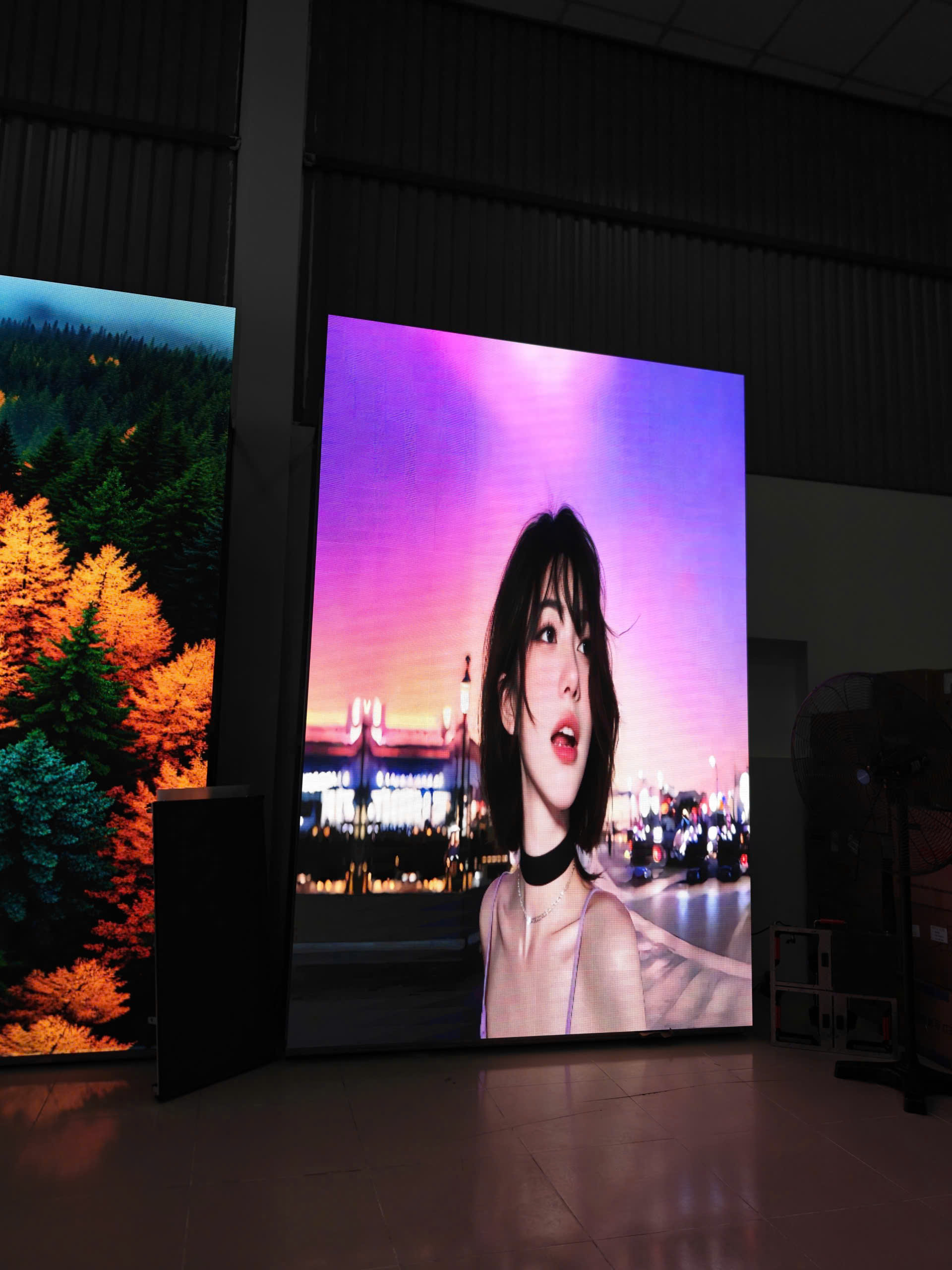 Màn hình LED trình chiếu video quảng bá cho sự kiện trong nhà