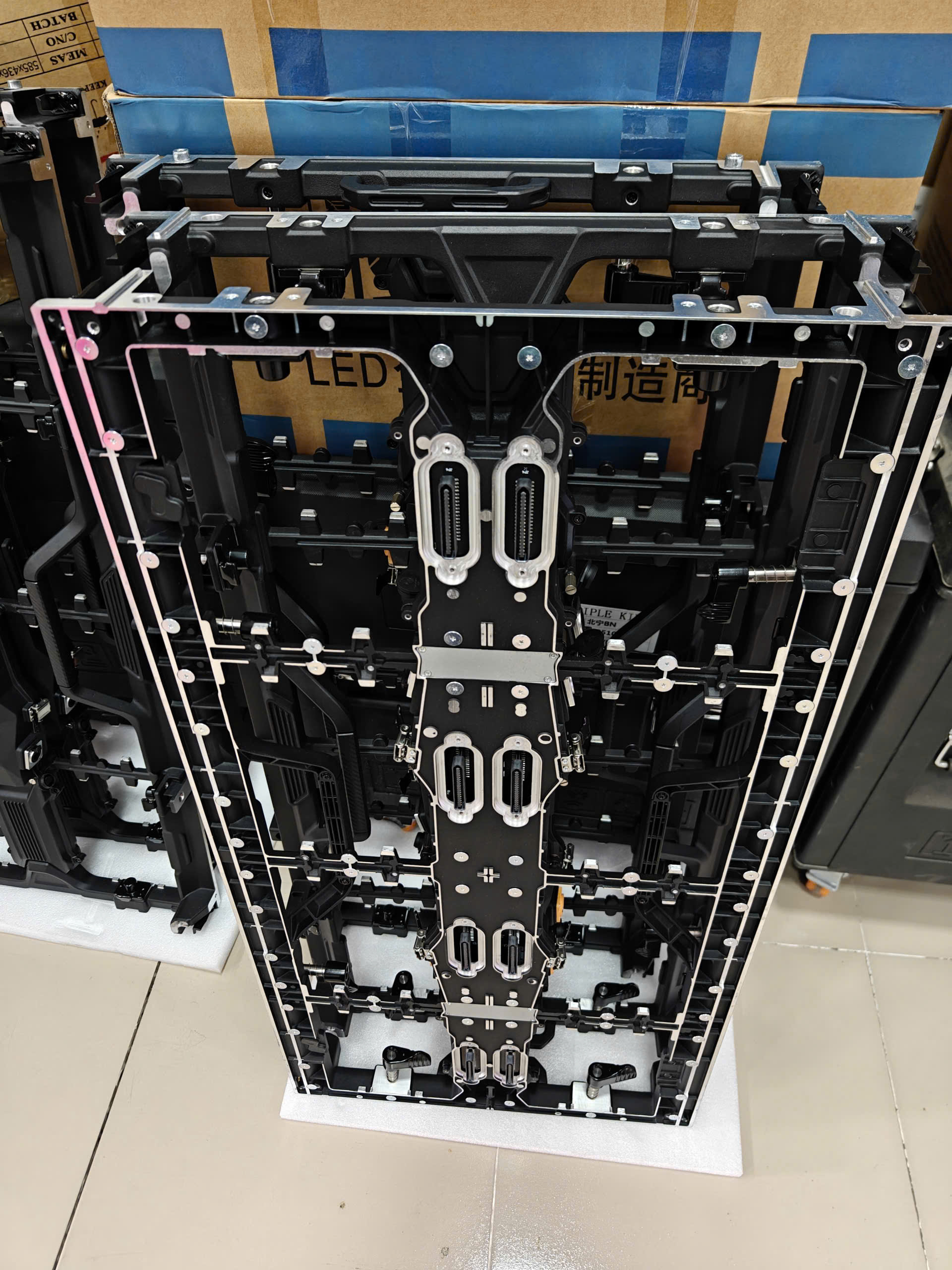 Mặt sau cabinet màn hình LED cho thuê với khóa và cổng tín hiệu