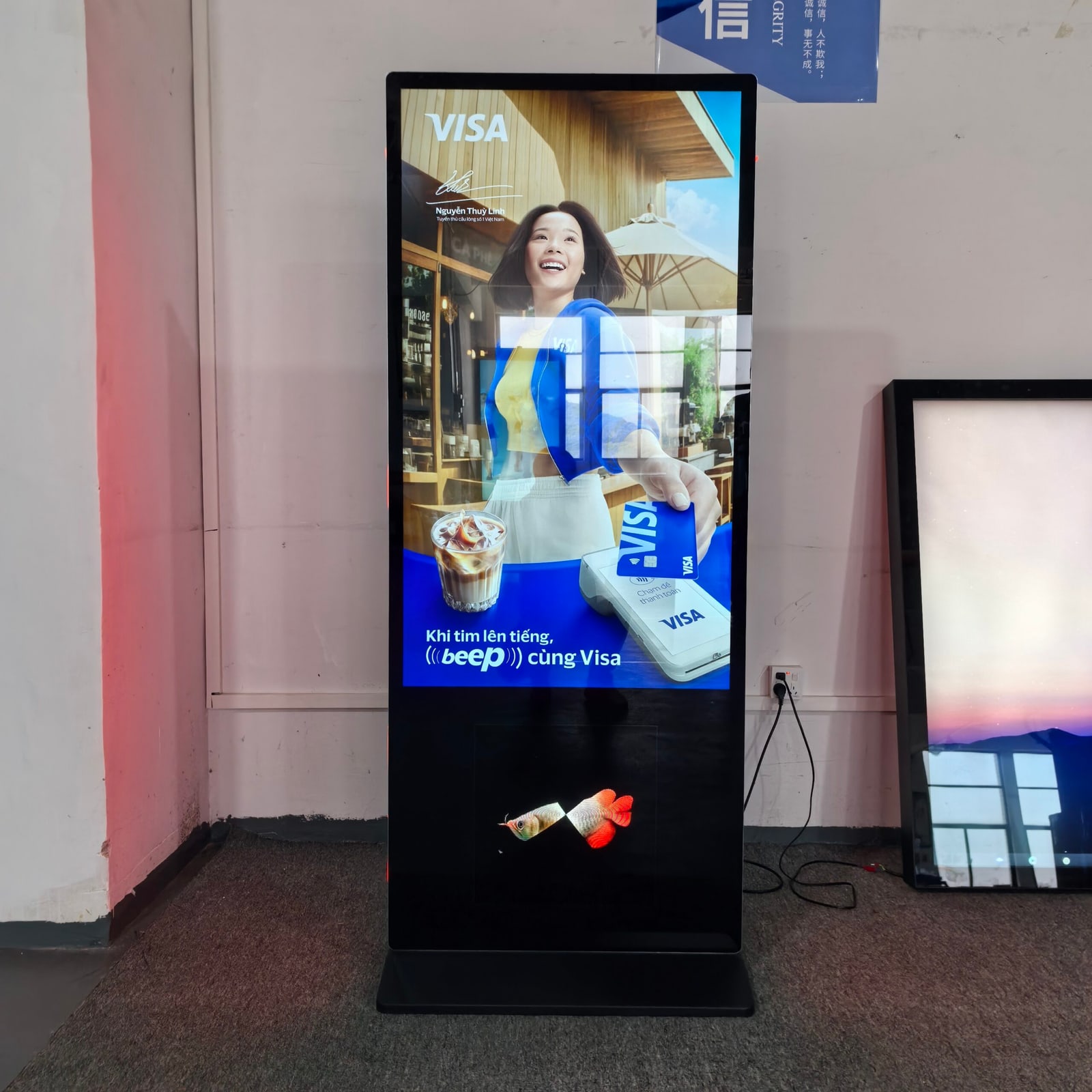 Cho thuê standee điện tử cảm ứng tại TPHCM cho hội chợ và sự kiện
