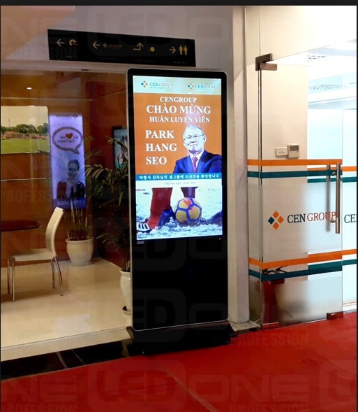 Màn hình quảng cáo 43 inch dạng standee chân đứng cho thuê tại TPHCM