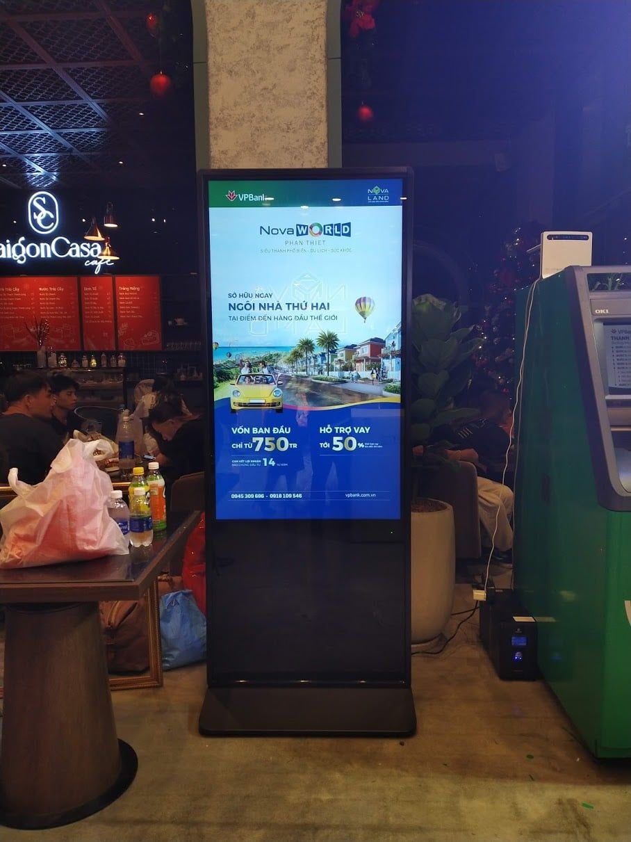 Thuê standee màn hình quảng cáo chân đứng cho nhà hàng cafe và trung tâm thương mại